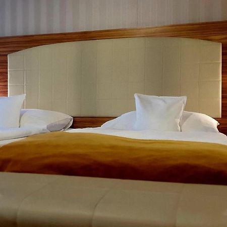 Hotel Okresni Dum Hradec Kralove Bagian luar foto