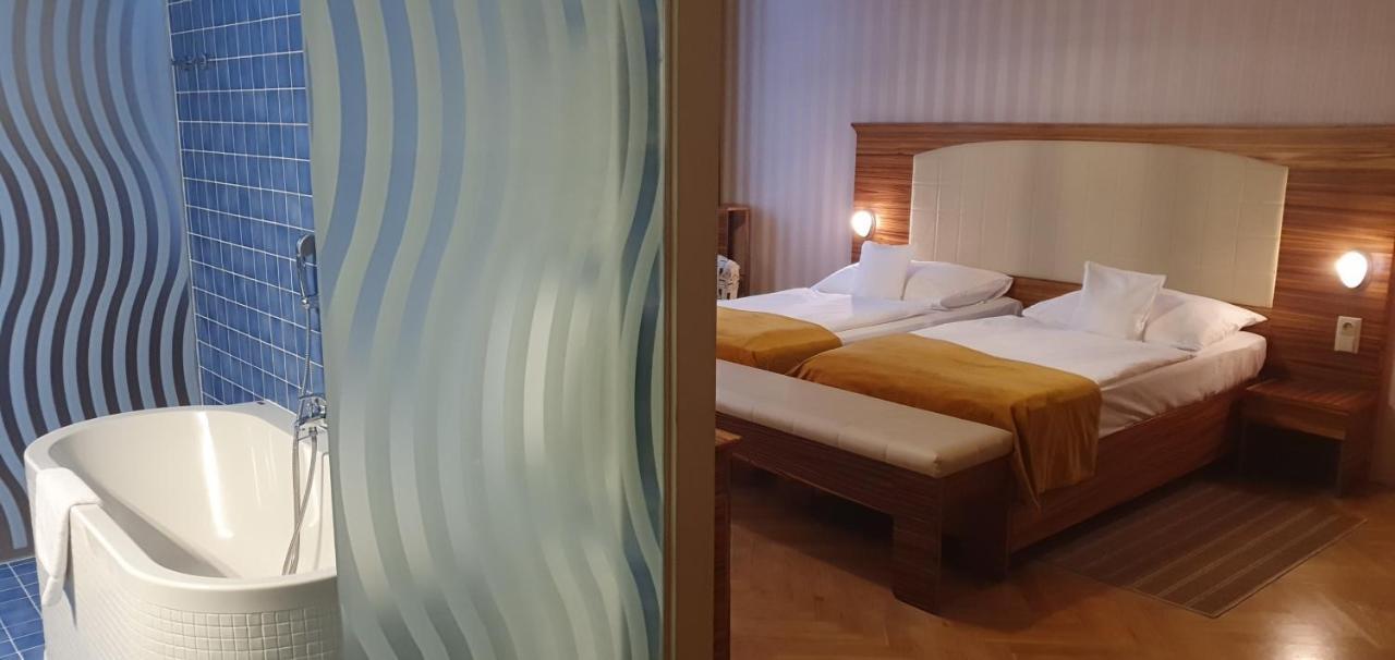 Hotel Okresni Dum Hradec Kralove Bagian luar foto