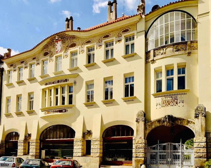 Hotel Okresni Dum Hradec Kralove Bagian luar foto