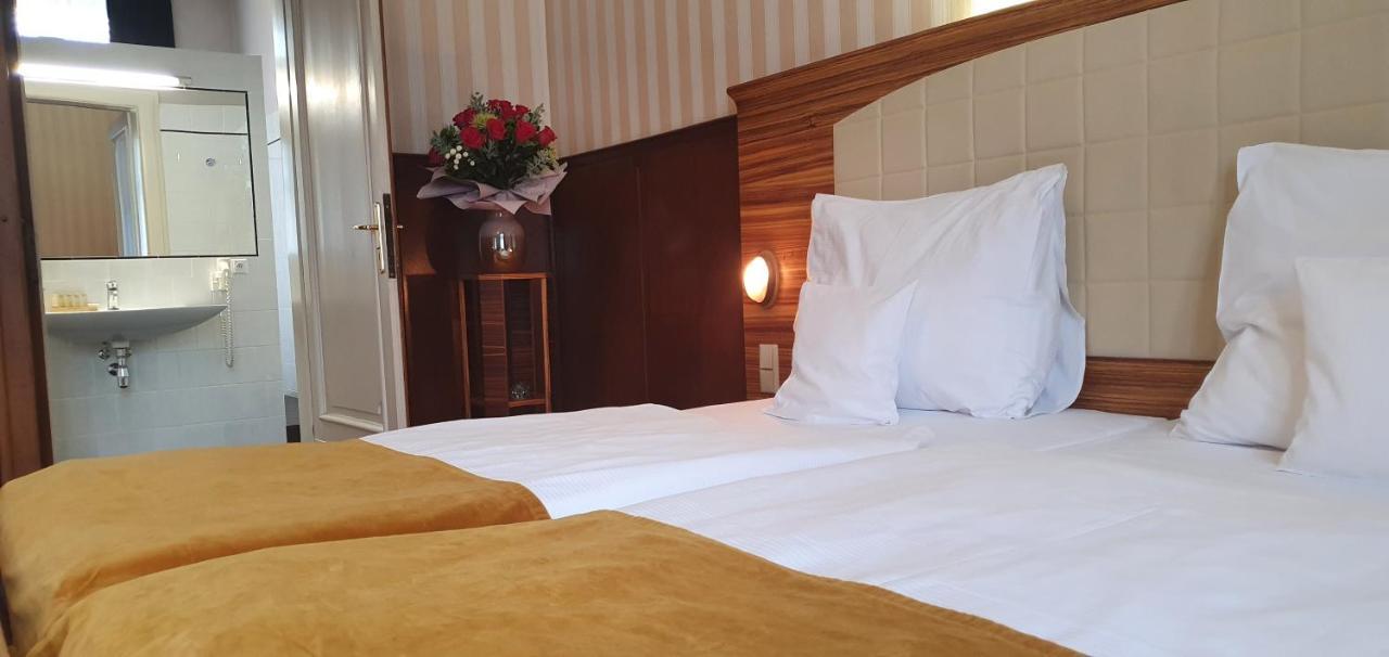 Hotel Okresni Dum Hradec Kralove Bagian luar foto