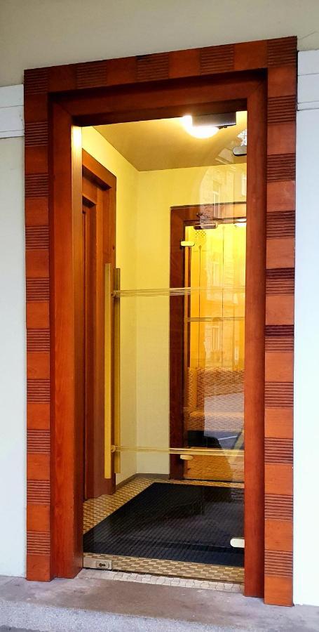 Hotel Okresni Dum Hradec Kralove Bagian luar foto