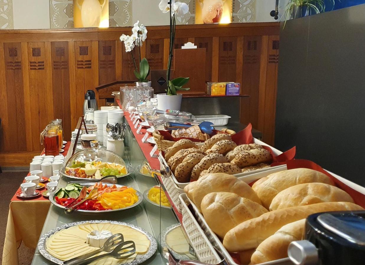 Hotel Okresni Dum Hradec Kralove Bagian luar foto