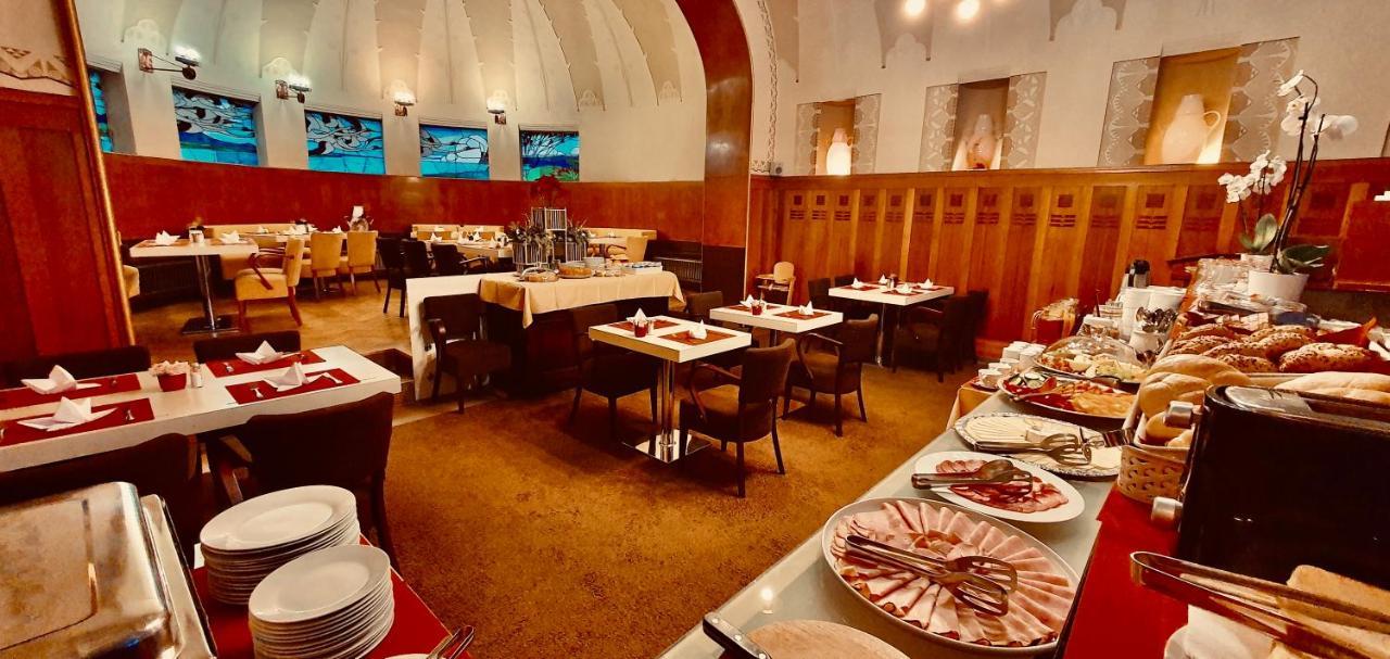Hotel Okresni Dum Hradec Kralove Bagian luar foto